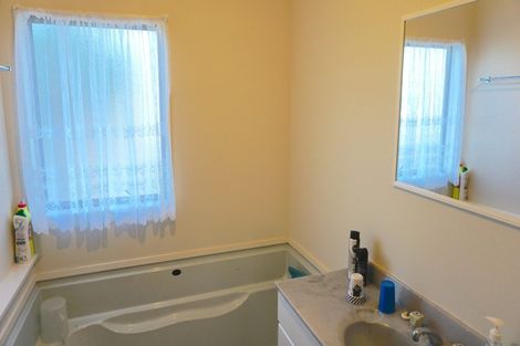 Photo of property in 2/14 Sandgate Avenue, Botany Downs, Auckland, 2010