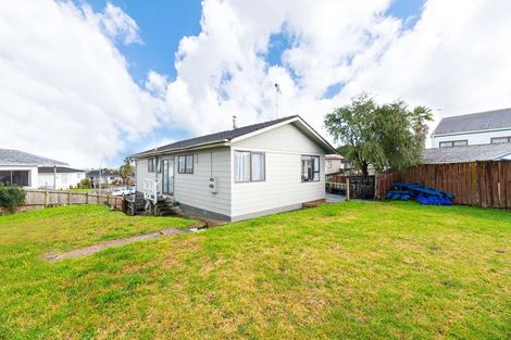 Photo of property in 16 Massine Place, Randwick Park, Auckland, 2105