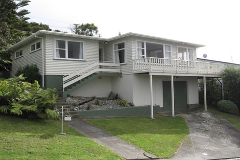 Photo of property in 7 Alwyn Place, Newlands, Wellington, 6037