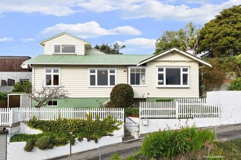 Photo of property in 92 Nevay Road, Karaka Bays, Wellington, 6022