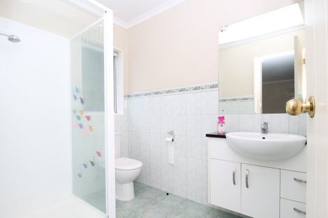 Photo of property in 2 Cambrian Crescent, Flat Bush, Auckland, 2016