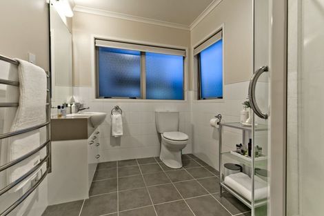 Photo of property in 8 Malin Place, Pinehill, Auckland, 0632