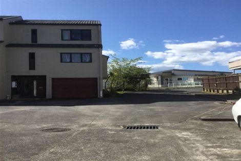 Photo of property in Lynn Park Terrace, 1/12 Ambrico Place, New Lynn, Auckland, 0600
