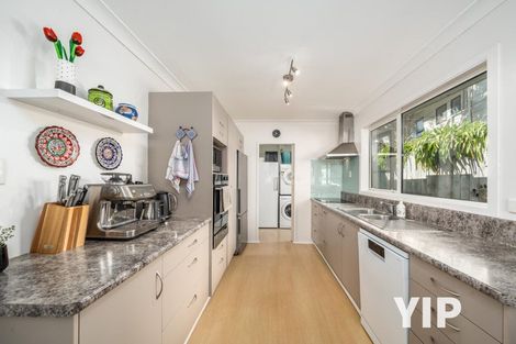 Photo of property in 4 Fernhaven Grove, Newlands, Wellington, 6037