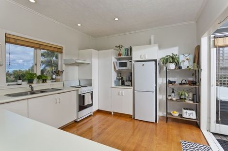 Photo of property in 1/160 East Coast Road, Forrest Hill, Auckland, 0620