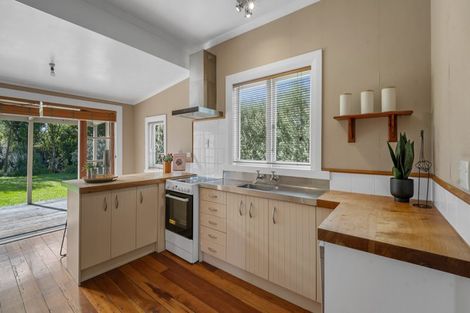 Photo of property in 27 Oxford Street, Fairfield, Hamilton, 3214