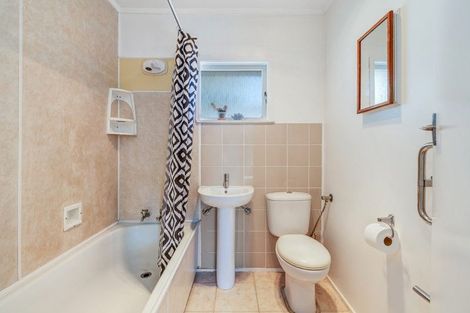 Photo of property in 1/13 Ayton Drive, Totara Vale, Auckland, 0629