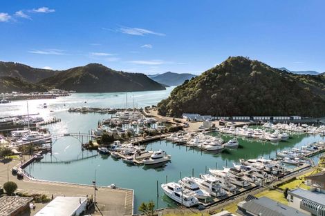 Photo of property in 39 Waikawa Road, Picton, 7220