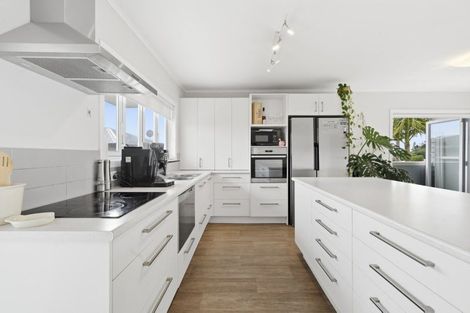 Photo of property in 74 Queen Road, Bellevue, Tauranga, 3110