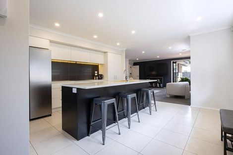 Photo of property in 61 Vinistra Road, Kumeu, 0810