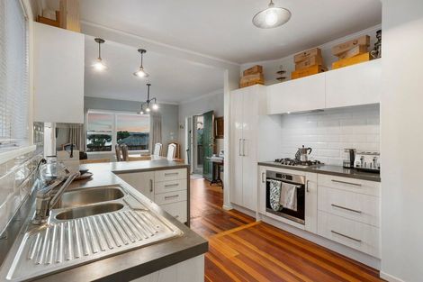 Photo of property in 44 Kiwi Esplanade, Mangere Bridge, Auckland, 2022