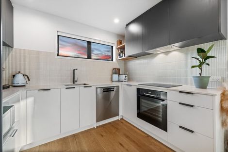 Photo of property in 3/111 Hobsonville Road, West Harbour, Auckland, 0618