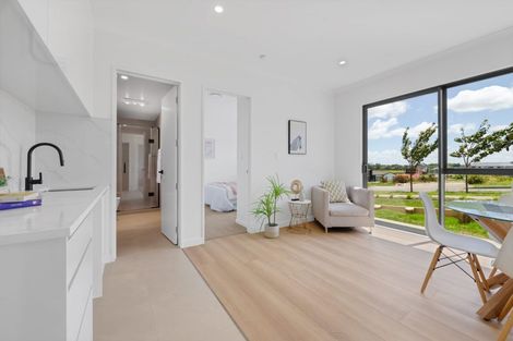 Photo of property in 14 Parkmore Drive, Rosehill, Papakura, 2113