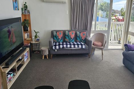 Photo of property in 557 Glenfield Road, Glenfield, Auckland, 0629