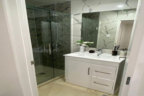 Photo of property in 4223c Great North Road, Glendene, Auckland, 0602