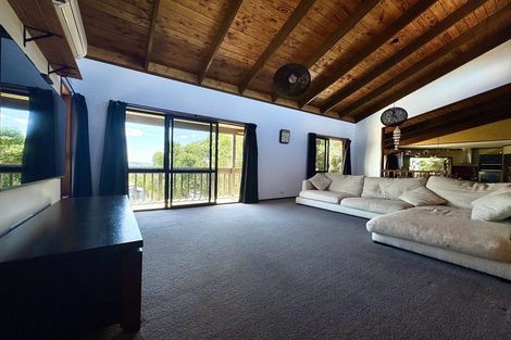 Photo of property in 17 Sungrove Rise, Sunnyvale, Auckland, 0612