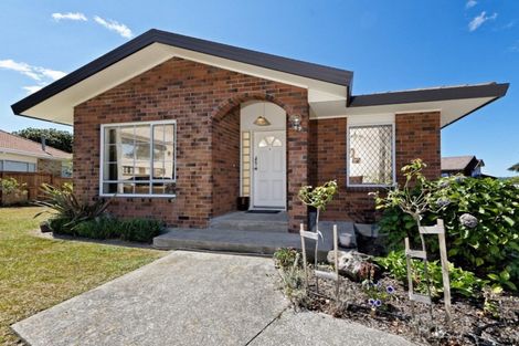 Photo of property in 1/62 Whiting Grove, West Harbour, Auckland, 0618