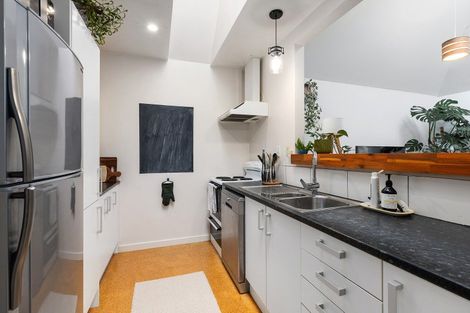 Photo of property in 16 Lawson Place, Mount Victoria, Wellington, 6011