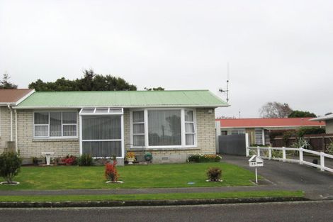Photo of property in 30 Karaka Crescent, Levin, 5510