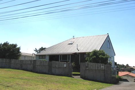 Photo of property in 1/901 East Coast Road, Northcross, Auckland, 0632