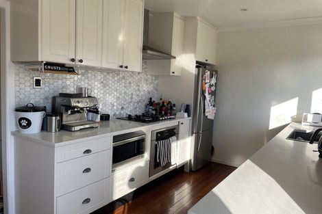 Photo of property in 28 Harbour View Road, Te Atatu Peninsula, Auckland, 0610