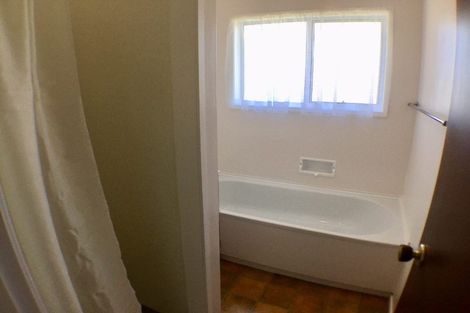 Photo of property in 2/27 Mannering Place, Hillcrest, Auckland, 0627