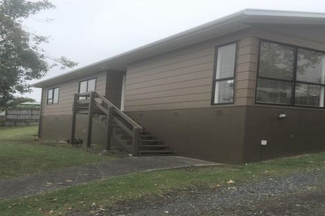 Photo of property in 2 Louise Place, West Harbour, Auckland, 0618