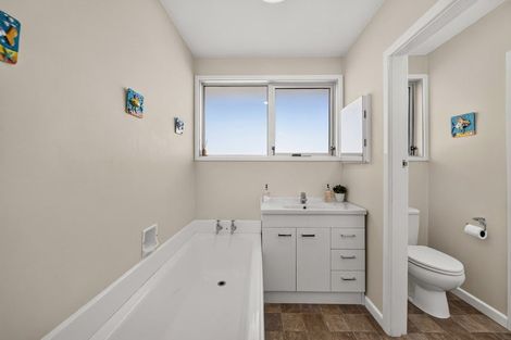 Photo of property in 73 Crofton Road, Harewood, Christchurch, 8051