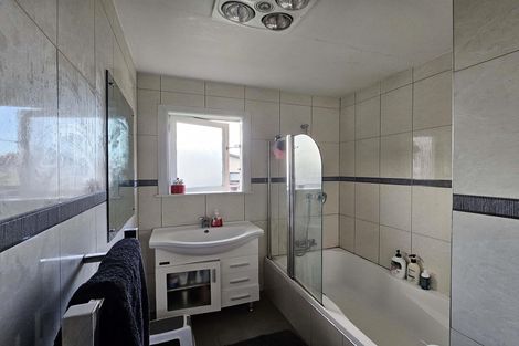 Photo of property in 24 Sutton Crescent, Papakura, 2110