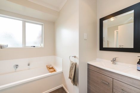 Photo of property in 4 Ruamahanga Crescent, Terrace End, Palmerston North, 4410