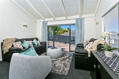 Photo of property in 15 Thornbill Rise, Unsworth Heights, Auckland, 0632