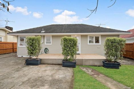 Photo of property in 14 Ocean View Road, Northcote, Auckland, 0627