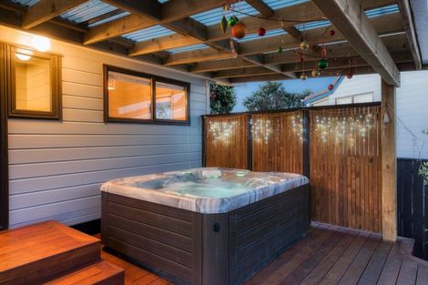 Photo of property in 15 Waiheke Street, Waikanae Beach, Waikanae, 5036