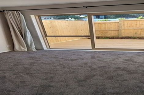 Photo of property in 1b Taupiko Place, Green Bay, Auckland, 0604