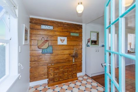 Photo of property in 2 Smith Street, Raglan, 3225