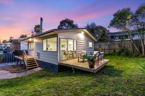Photo of property in 2/9a De Val Drive, Titirangi, Auckland, 0604