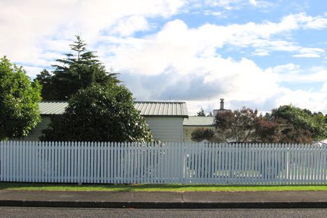 Photo of property in 8 Helga Crescent, Te Atatu Peninsula, Auckland, 0610