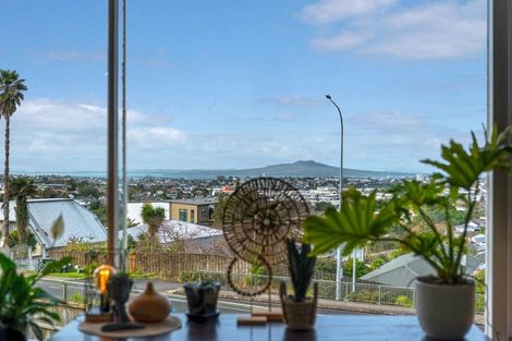 Photo of property in 520 Glenfield Road, Glenfield, Auckland, 0629