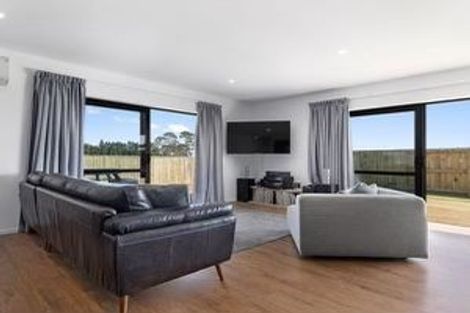 Photo of property in 16 Charlotte Drive, Omokoroa, 3114