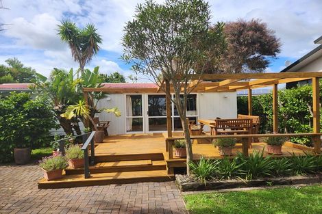 Photo of property in 100 Torkar Road, Clarks Beach, 2122