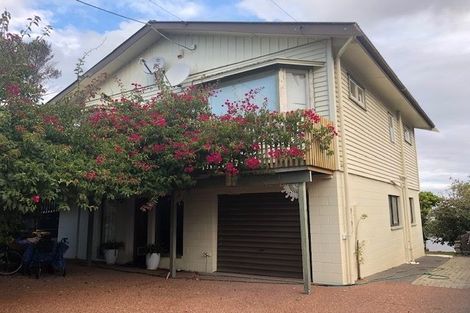 Photo of property in 2/215 Eskdale Road, Birkenhead, Auckland, 0626