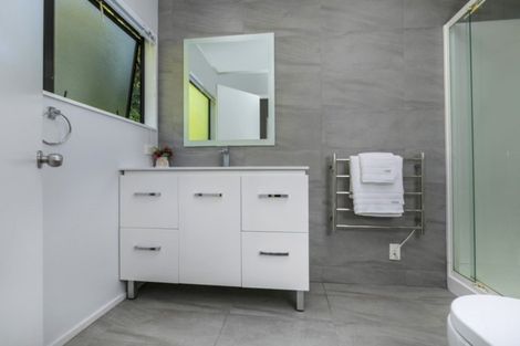 Photo of property in 9 Heatherleigh Rise, Northcross, Auckland, 0632