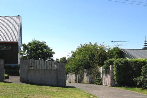 Photo of property in 2/901 East Coast Road, Northcross, Auckland, 0632