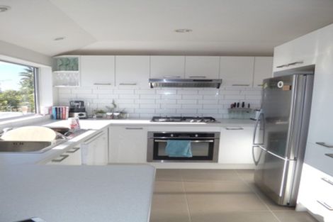 Photo of property in 49b Onewa Road, Northcote, Auckland, 0627