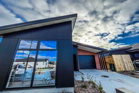 Photo of property in 15 Waruhia Crescent, Rototuna North, 3281