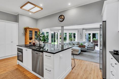 Photo of property in 18 Ridge Lane, New Plymouth, 4310