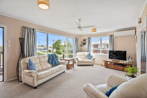 Photo of property in 11 Karoro Road, One Tree Point, 0118