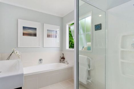 Photo of property in 2/10 Landsberg Way, Windsor Park, Auckland, 0632