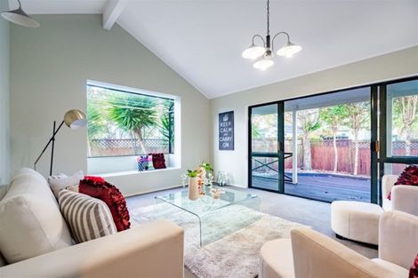 Photo of property in 10 Gillett Place, Botany Downs, Auckland, 2014