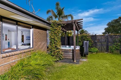 Photo of property in 33 Admirals Court Drive, Greenhithe, Auckland, 0632